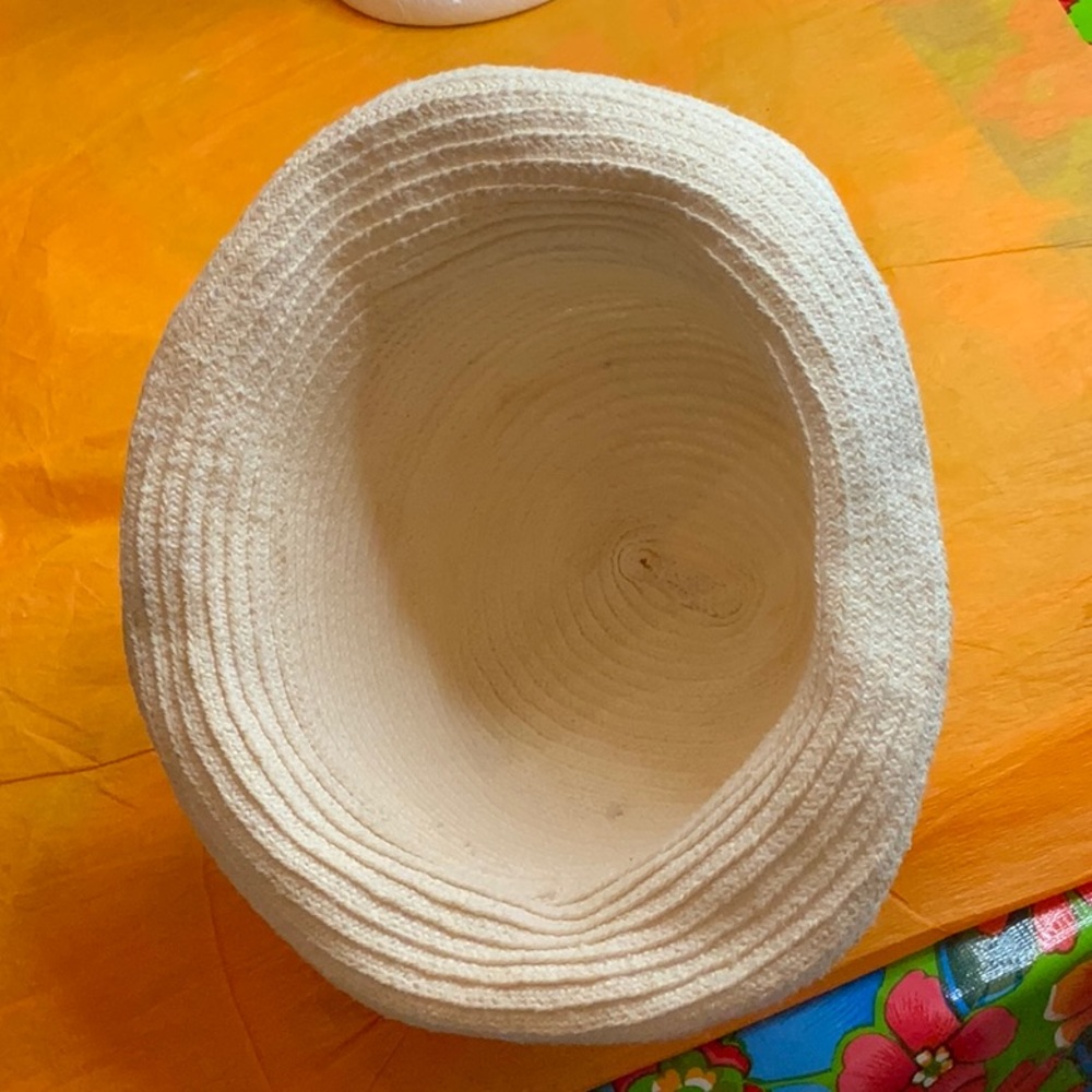 Off white hat - Picture 4 of 4